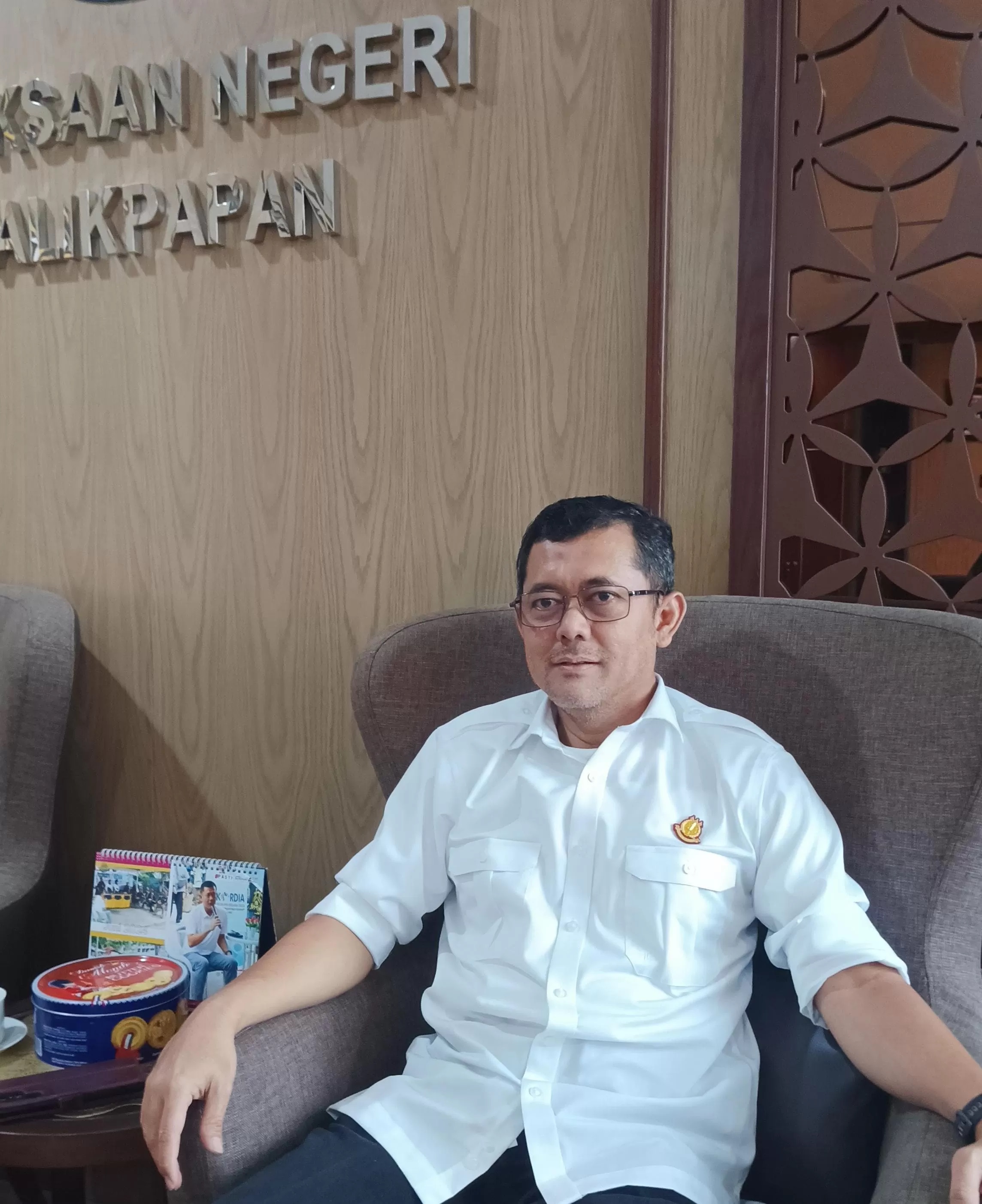 MENGUNGKAP: Kajari Slamet Riyanto beberkan tersangka kasus dugaan korupsi di Kantor PT Pegadaian Cabang Pelayanan Damai, Balikpapan. (SYAHRUL/KP)