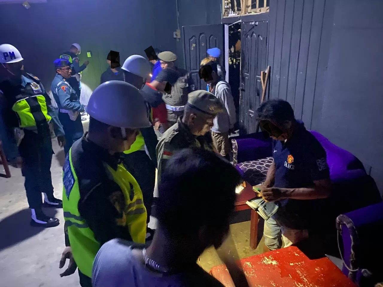 SATPOL PP NUNUKAN OPERASI GABUNGAN: Personil gabungan dari Satpol PP dan aparat TNI-Polri melakukan operasi gabungan penegakan yustisi di sejumlah THM.