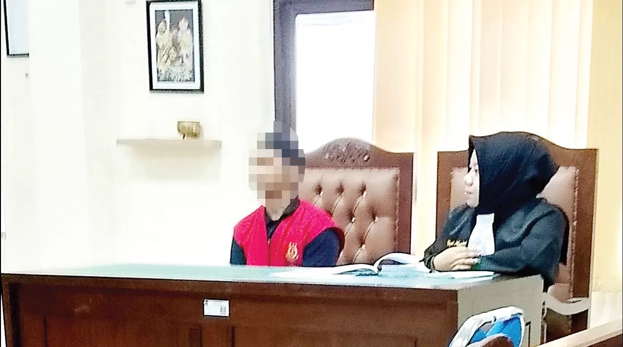 DIADILI: Terdakwa CRL mendengarkan kesaksian korban di hadapan hakim.MOESO/BALPOS