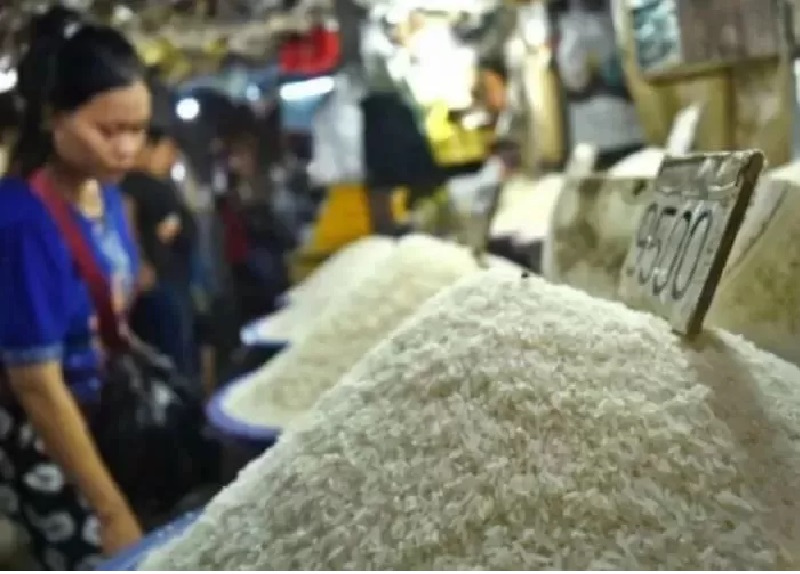 Ilustrasi beras premium yang dijual pedagang di pasar tradisional. /Aditya Pradana Putra/Antara