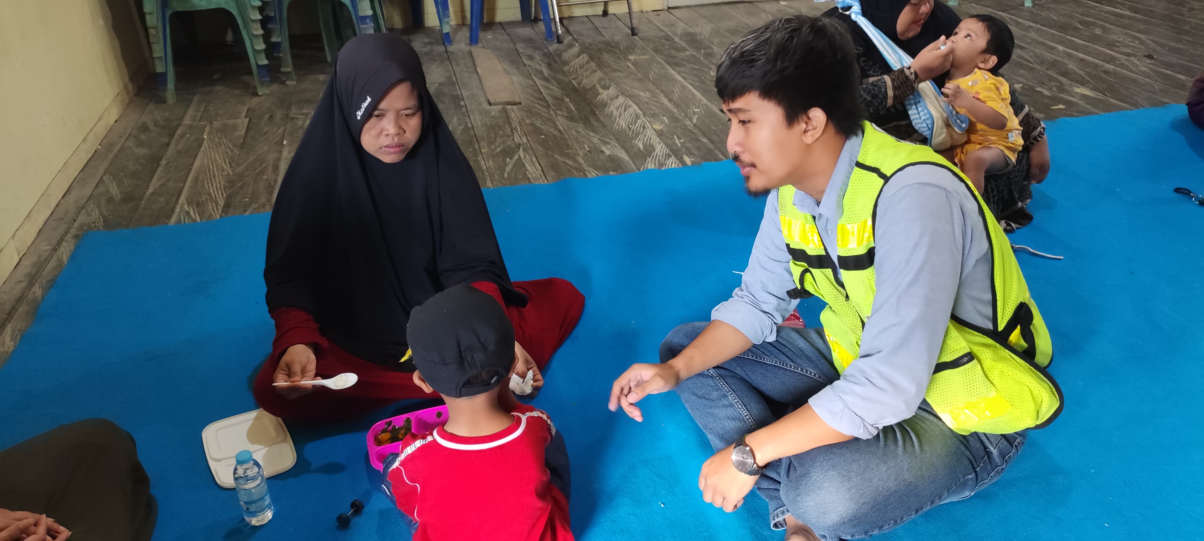 STUNTING : CSR Officer PT PAMA Baya Ghani Rasyid Ning (pakai rompi) terlihat saat menyambangi orang tua dan anak dalam upaya pencegahan stunting.