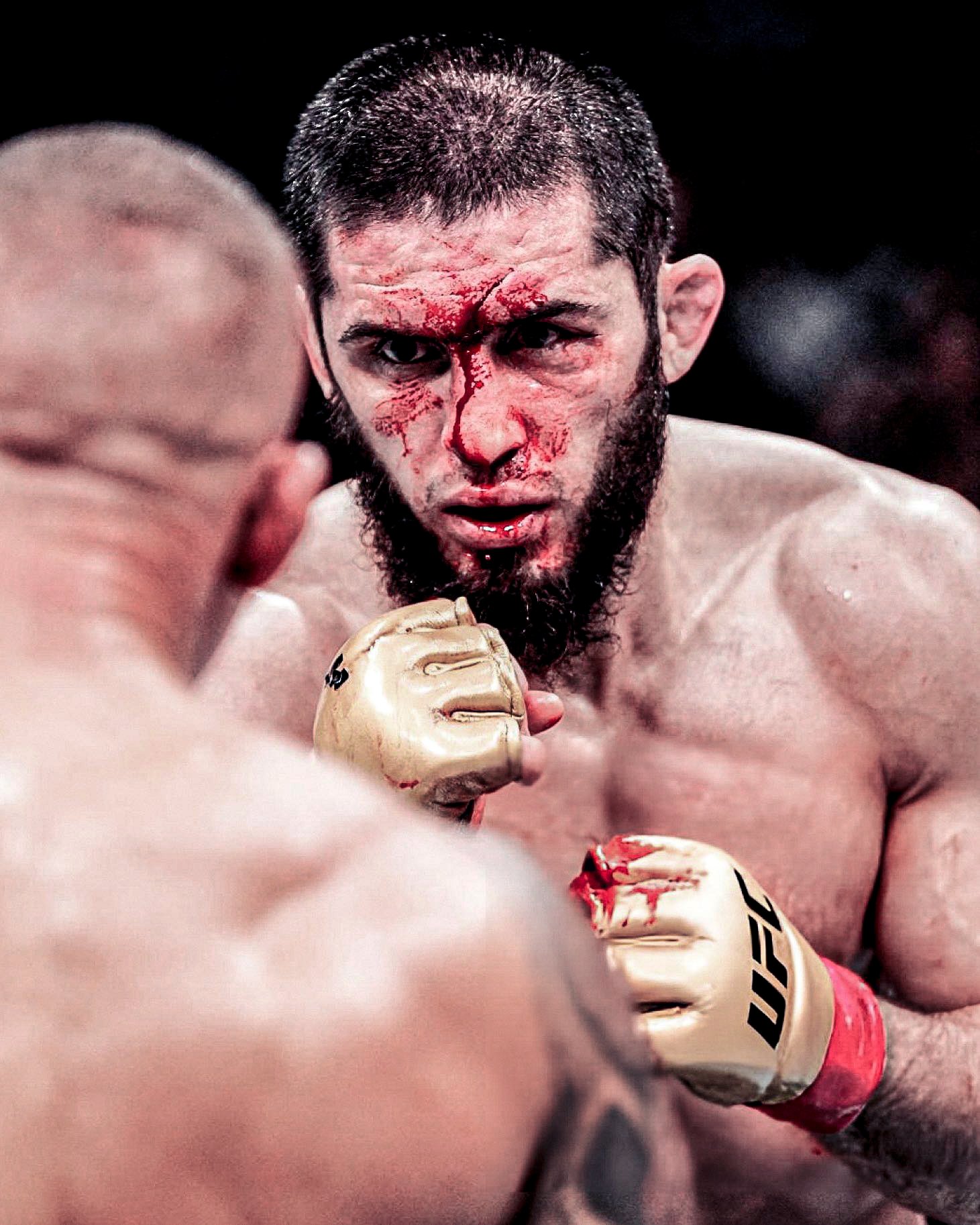 Wajah Islam Makhachev berdarah terkena pukulan Dustin Poirier. (X)