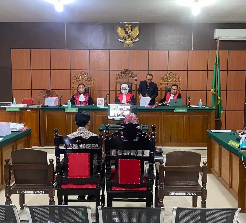 VONIS : Dua terdakwa kasus korupsi DAK Dinas Pendidikan Ketapang, SG dan E, mendengarkan vonis hakim Pengadilan Tipikor Pontianak, Kamis (30/5).