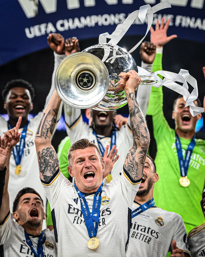 Toni Kross mengangkat tropi Liga Champions.