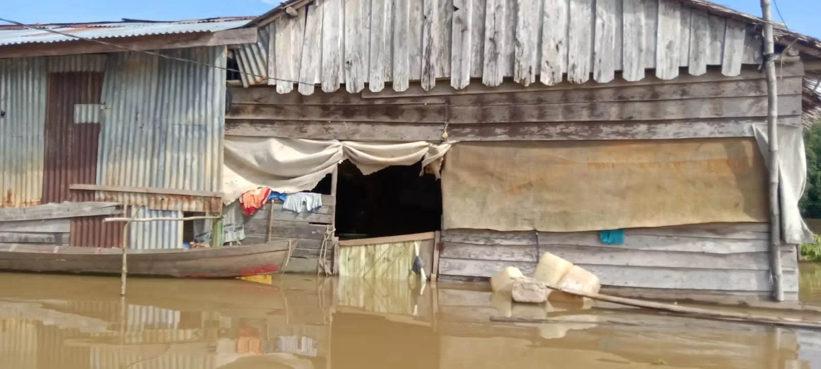BANJIR: Rumah warga yang tak jauh dari bantaran sungai di Kuala Mandor A, tergenang banjir beberapa waktu lalu.