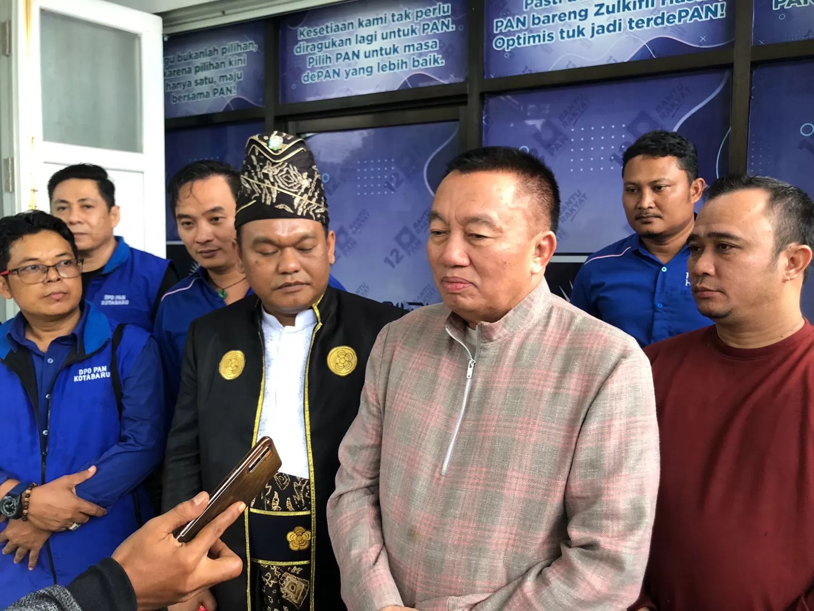 OPTIMISTIS:H Muhidin menjanjikan percepatan pembangunan Jembatan Pulau Laut saat diwawancara wartawan di Kotabaru, Sabtu (1/6/2024).(Foto:Jumain/ Radar Banjarmasin)