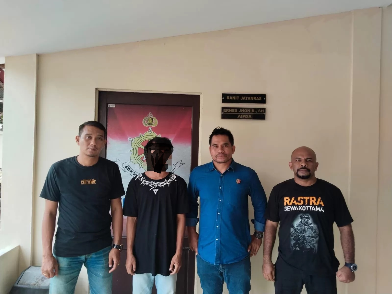 Polisi mengamankan pelaku persetubuhan anak di Mapolres Landak, Rabu (29/5). (HUMAS  POLRES LANDAK)