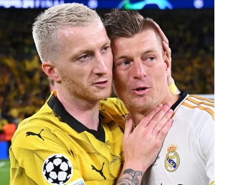 RESPECT: Toni Kroos (kanan) berpelukan dengan Marco Reus setelah Real Madrid meraih kemenangan 2-0 atas Borussia Dortmund di final Liga Champions di Wembley, Minggu (2/6) dini hari WIB.