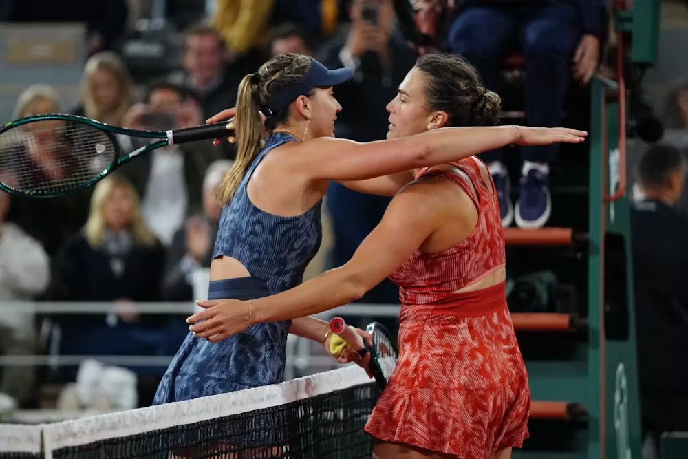 Sabalenka dan Badosa usai pertandingan.