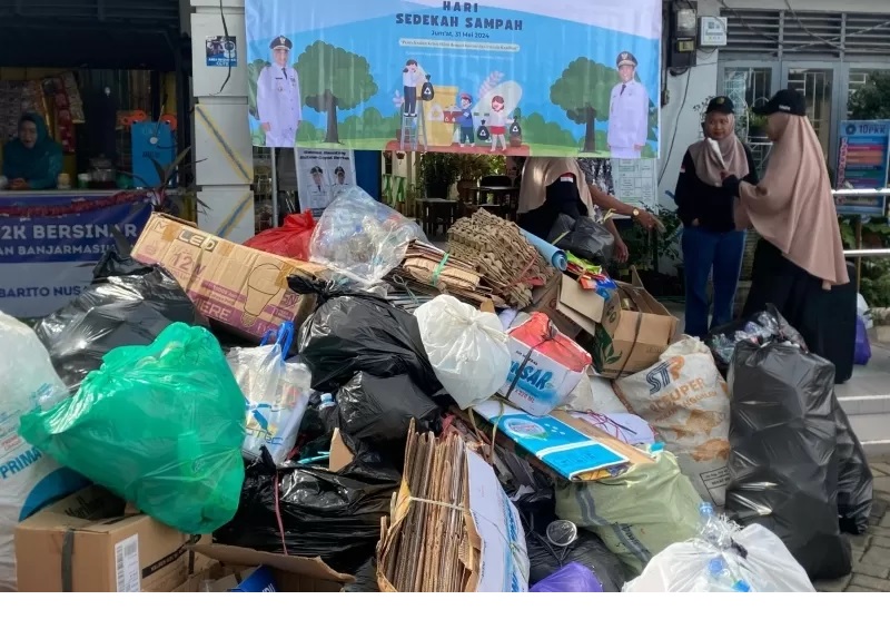 INOVASI: Program Sedekah Sampah di Kecamatan Banjarmasin Barat ini bisa mengurangi beban sampah di TPS-TPS. (FOTO: WAHYU RAMADHAN/RADAR BANJARMASIN)