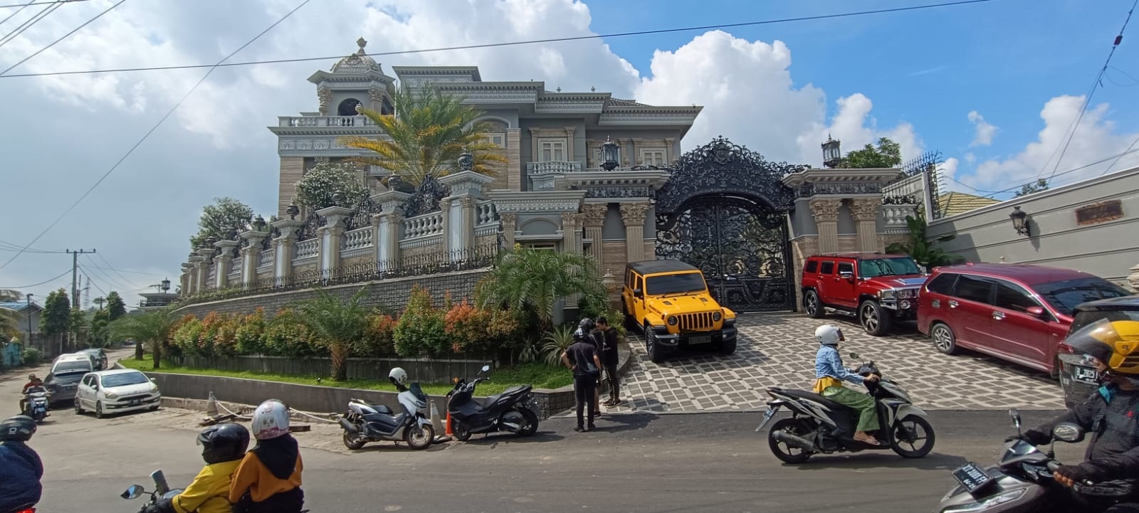Sejumlah mobil mewah yang disita KPK.
