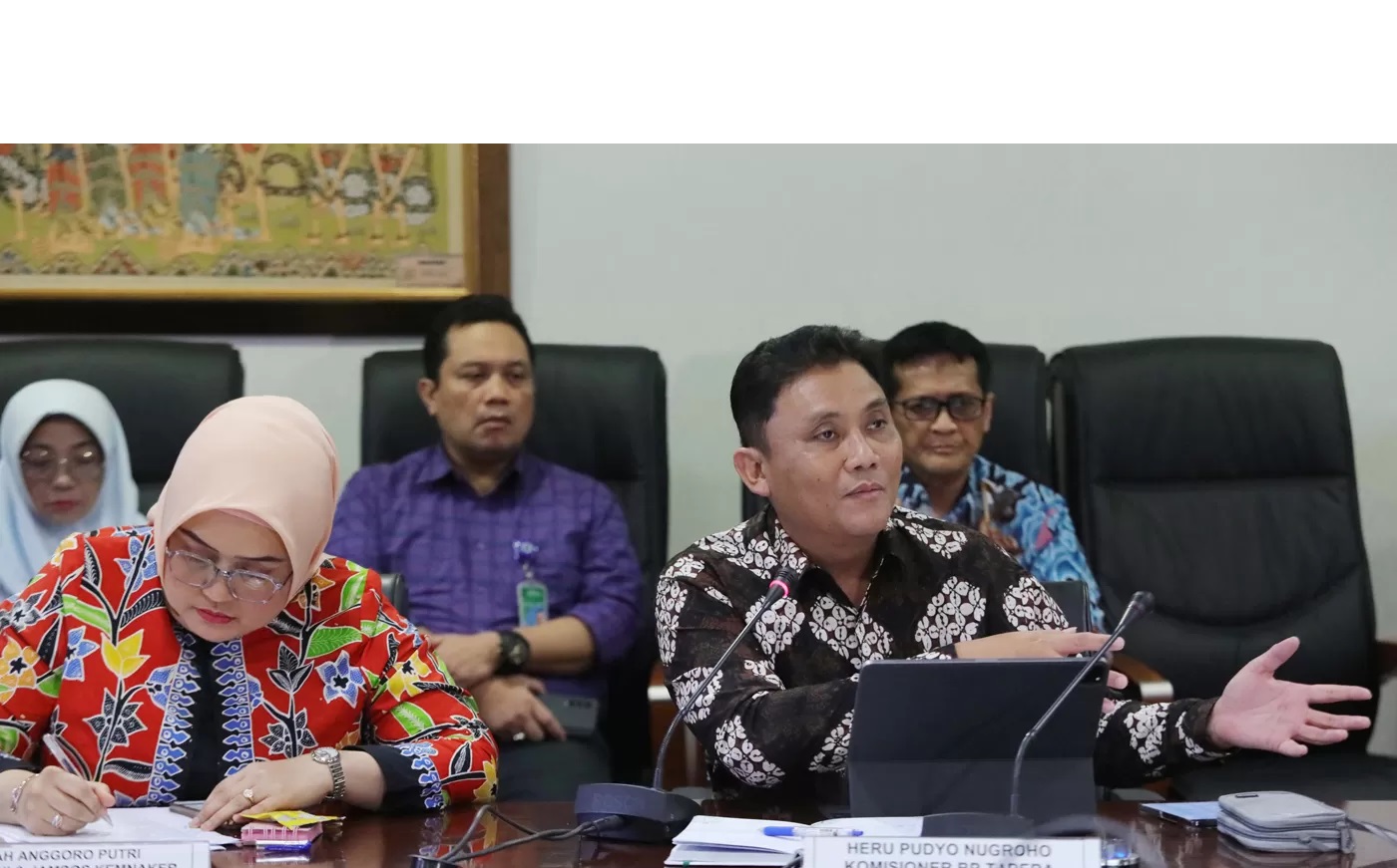 Komisioner BP Tapera Heru Pudyo Nugroho menggelar konferensi pers tentang Program TAPERA di Kantor Kepala Staf Presiden di Jakarta, Jumat (31/5/2024). (FEDRIK TARIGAN/ JAWA POS)