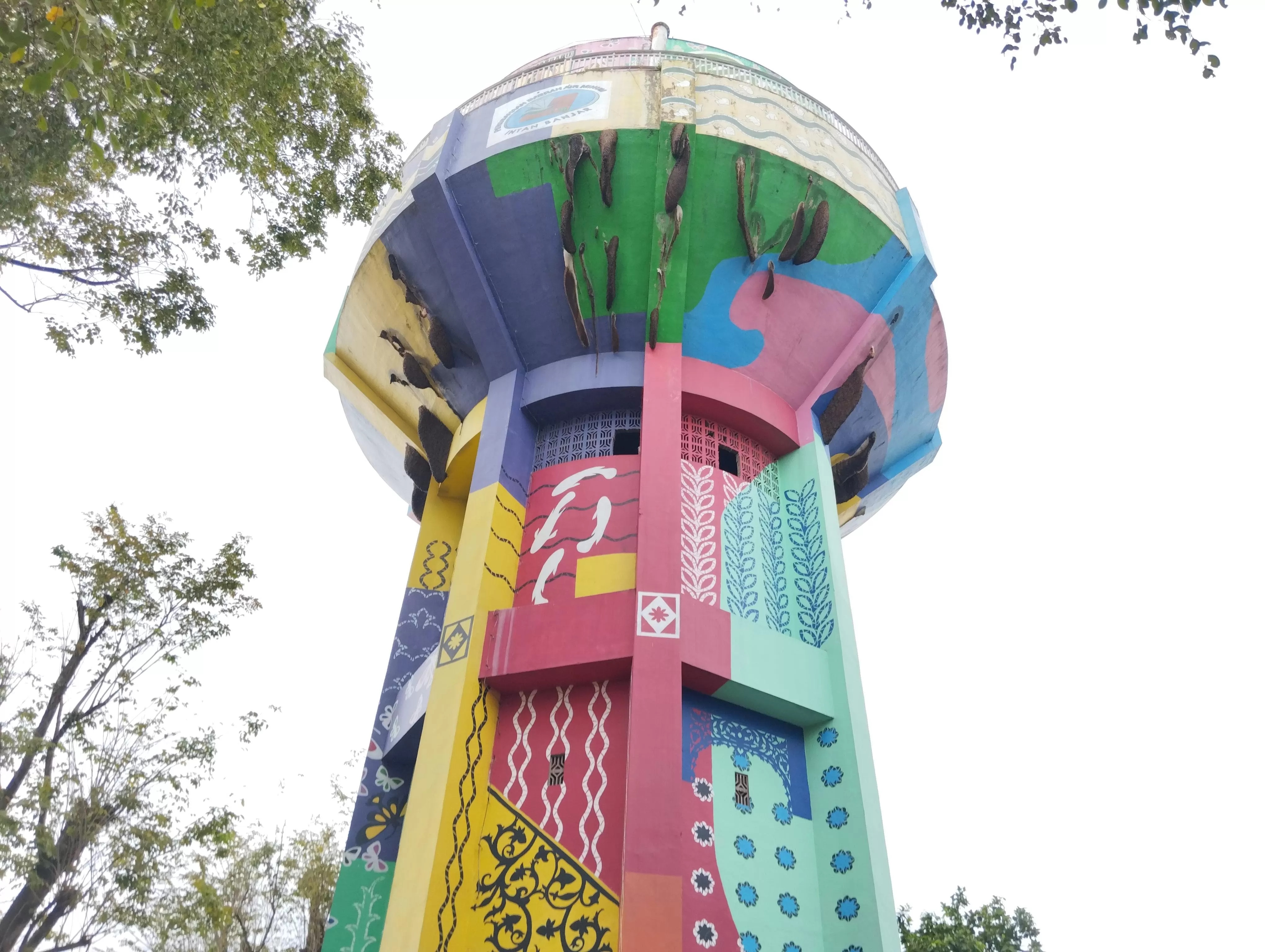 JADI SARANG: Puluhan sarang lebah bertengger di bagian atas menara PDAM di Taman Van Der Pijl. (FOTO: FADLAN ZAKIRI/RADAR BANJARMASIN)