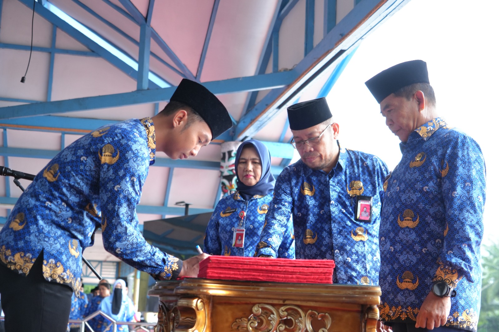 Sebanyak 93 PNS dan PPPK dilantik Gubernur Kaltara, DR (HC) H Zainal A Paliwang, M.Hum di Lapangan Agatis, Sabtu (1/6).