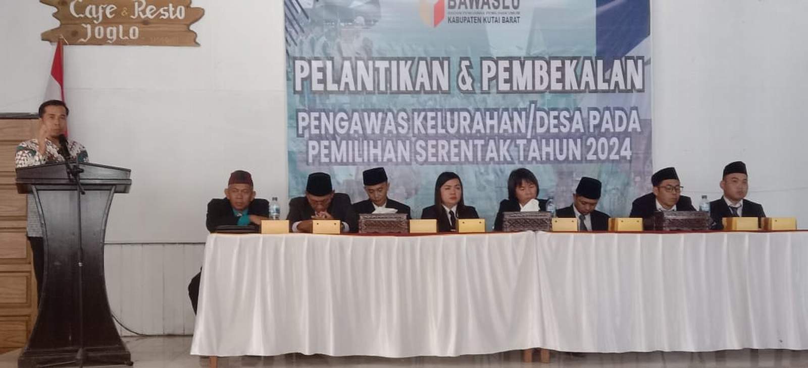 Ketua Bawaslu Kubar Lourensius menyampaikan sambutan pada pelantikan PKD se-Kubar.