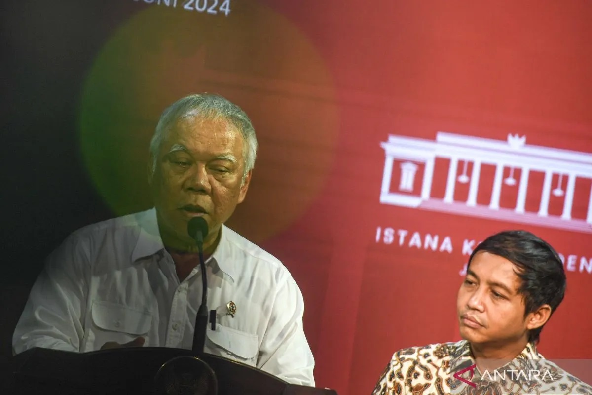 Menteri Pekerjaan Umum dan Perumahan Rakyat (PUPR) Basuki Hadimuljono (kiri) bersama Wamen ATR/Waka BPN Raja Juli Antoni (kanan)