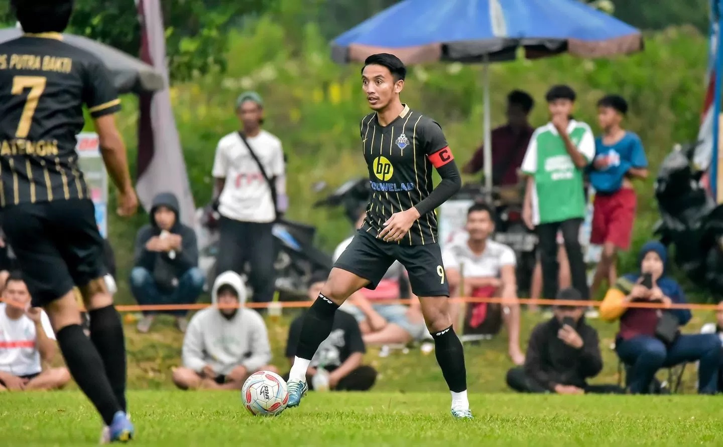 TURNAMEN: Sejumlah pemain Barito Putera mengikuti turnamen antar kampung di Piala Bupati Bener Bersatu Cup di Lapangan Bener, Kabupaten Semarang, Minggu (3/6) sore.(Foto: instagram)