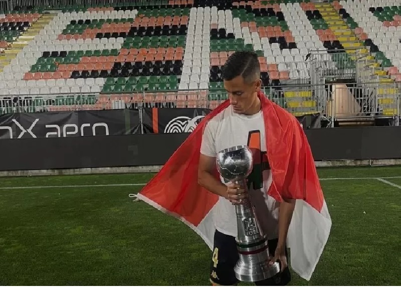 BANGGA: Jay Idzes tak lupa membawa Bendera Indonesia (Instagram @jayidzes)