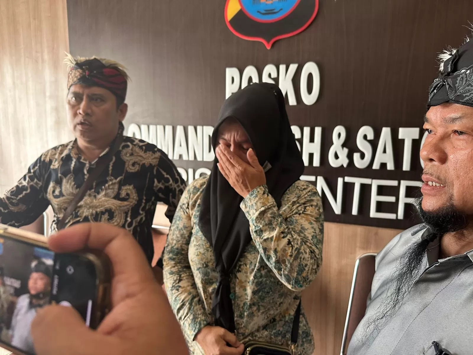 MENANGIS: Nur Aisyah menangis menceritakan kasus yang dialaminya setahun lalu, di Polda Kalsel, Senin (3/6). (Foto: Muhammad Oscar Fraby)