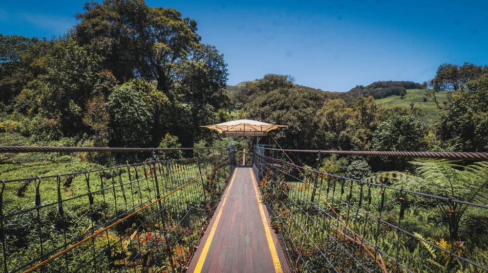 Anda yang bertandang dan melintasi Rengganis Suspension Bridge akan merasakan adrenalin yang luar bisa. Selain itu, untuk menikmatinya bisa merasakan duduk manis di Keranjang Sultan.