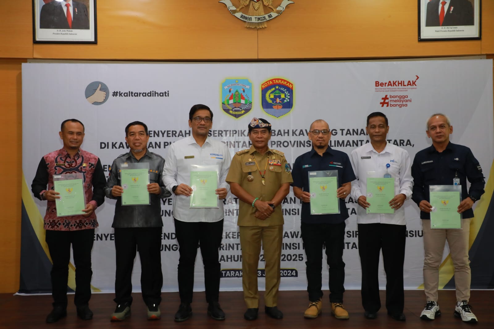 SERAH TERIMA : Gubernur Kaltara Utara, DR. (H.C). H. Zainal A Paliwang, M.Hum., menyerahkan Sertifikat Hibah Kavling Tanah di kawasan Pusat Pemerintah Pemprov Kaltara, di Aula RSUD dr. H. Jusuf SK.