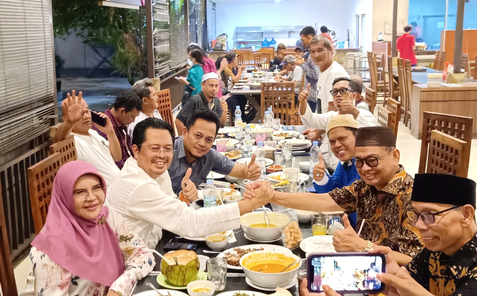 Mahyudin dan Irianto Lambrie makan malam bersama di Rumah Makan Kepala Ikan Jl Awang Long Samarinda, Minggu 2 Juni 2024. Keduanya akrab karena sama-sama tokoh dari Kerukunan Keluarga Banjar.