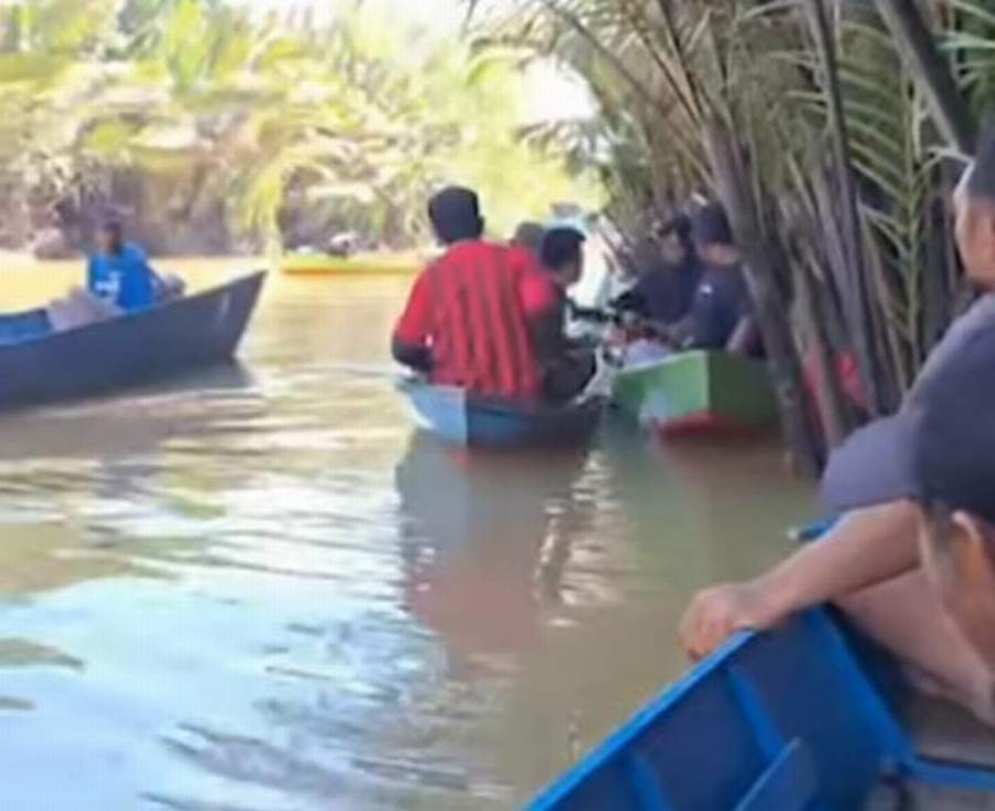 PENCARIAN: Pencarian Rangga, korban hilang di Sungai Desa Pelawan, Sangkulirang, oleh warga setempat, Minggu (2/6).