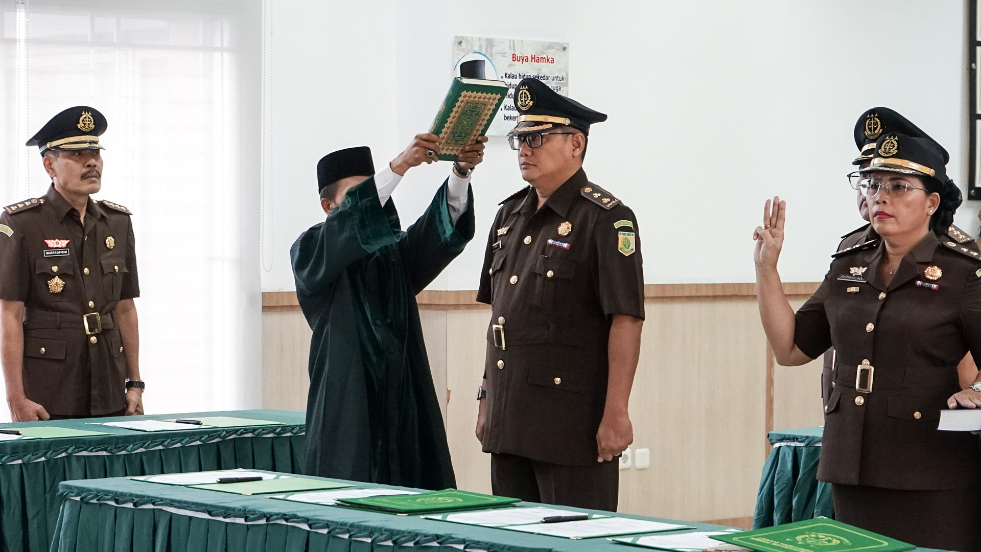 PINDAH TUGAS : Hari Wibowo dilantik dan diambil sumpah sebagai Asisten Pengawas Kejaksaan Tinggi Sumatera Barat, Senin (3/6).