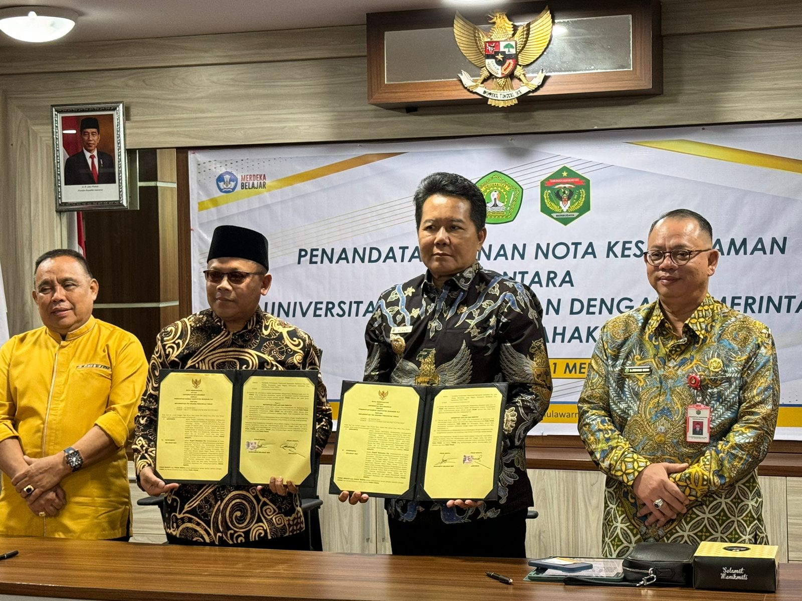 KERJA SAMA: Bupati Mahulu Bonifasius Belawan Geh dan Rektor Unmul Abdunnur menunjukkan MoU usai ditandatangani, Jumat (31/5).