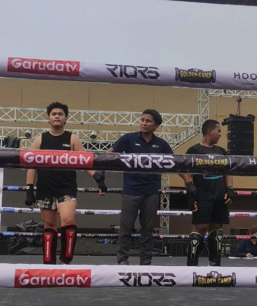 PRESTASI: Rizky Ahmad Angsakul (kiri) berhasil menumbangkan lawannya dengan status TKO.