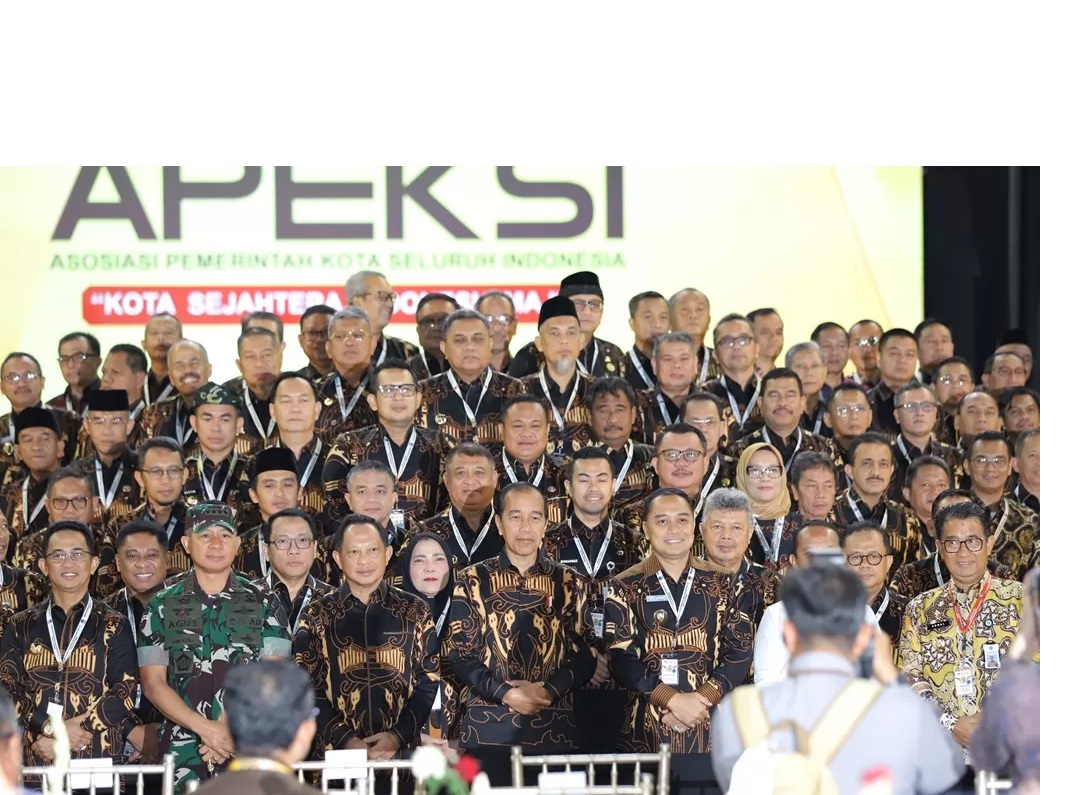 Presiden Joko Widodo, para menteri dan wali kota se Indonesia peserta Rakernas XVII Apeksi 2024 berfoto bersama.