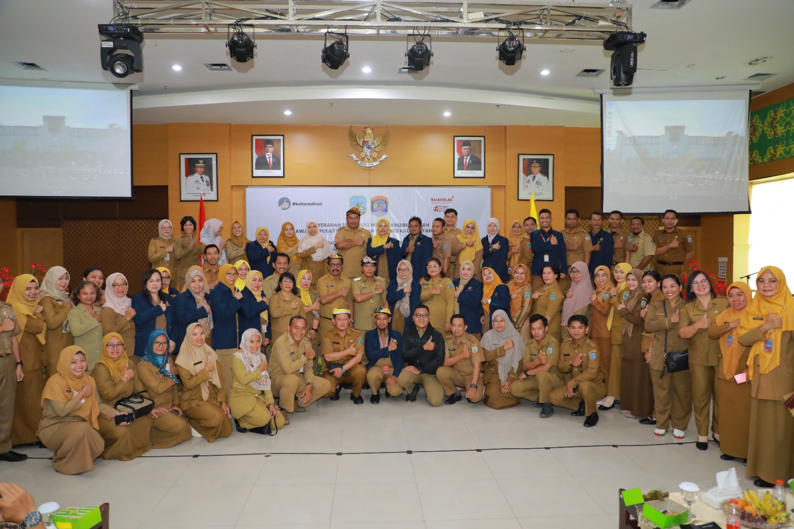 DUKUNG PENGEMBANGAN SDM : Gubernur Kaltara, DR (HC) H Zainal A Paliwang, M.Hum berfoto bersama PNS di lingkungan Pemprov Kaltara yang melaksanakan tugas belajar, Senin (3/6) lalu.