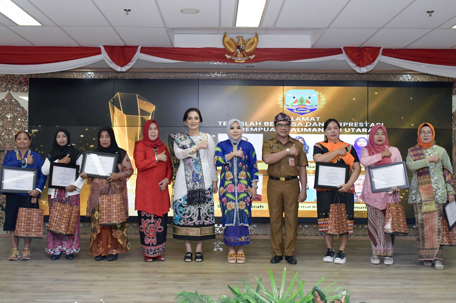 BERJASA : Sekprov Kaltara Dr H Suriansyah dan Ketua TP PKK Kaltara berfoto bersama penerima penghargaan perempuan berprestasi di Gedung Gadis, Senin (3/6) lalu.