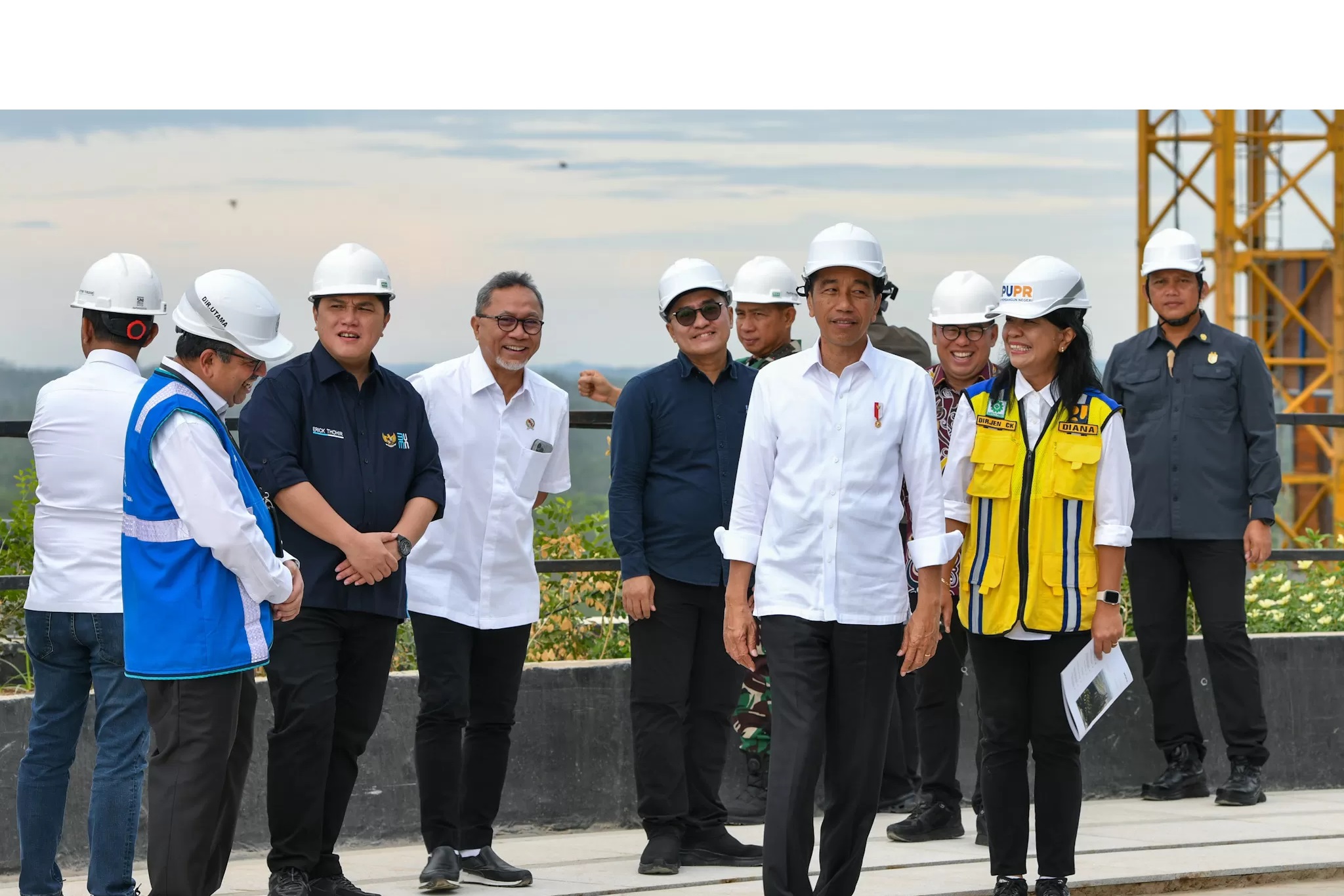 Presiden Joko Widodo (Jokowi) meninjau langsung progres pembangunan Kantor Presiden di Kawasan Ibu Kota Nusantara (IKN), Kalimantan Timur, Jumat (1/3). (Foto: Setpres)