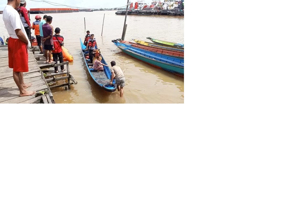 DIEVAKUASI. Proses evakuasi jasad korban usai ditemukan tim SAR Gabungan di Sungai Mahakam.