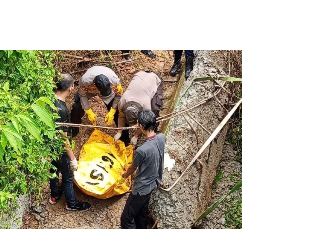 EVAKUASI: Seorang mayat tanpa identitas ditemukan di Sungai Lalawian Aranio, Senin (3/6). (Foto: HUMAS POLRES UNTUK RADAR BANJARMASIN)