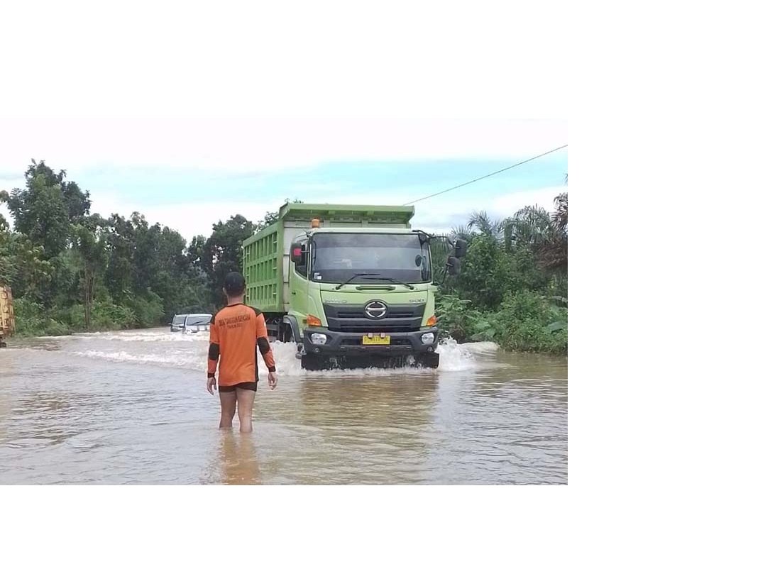 TERENDAM: Jalan Trans-Kalimantan poros selatan, khususnya di wilayah Desa Penopa kembali, terendam banjir, Senin (3/6/2024).   (Istimewa)