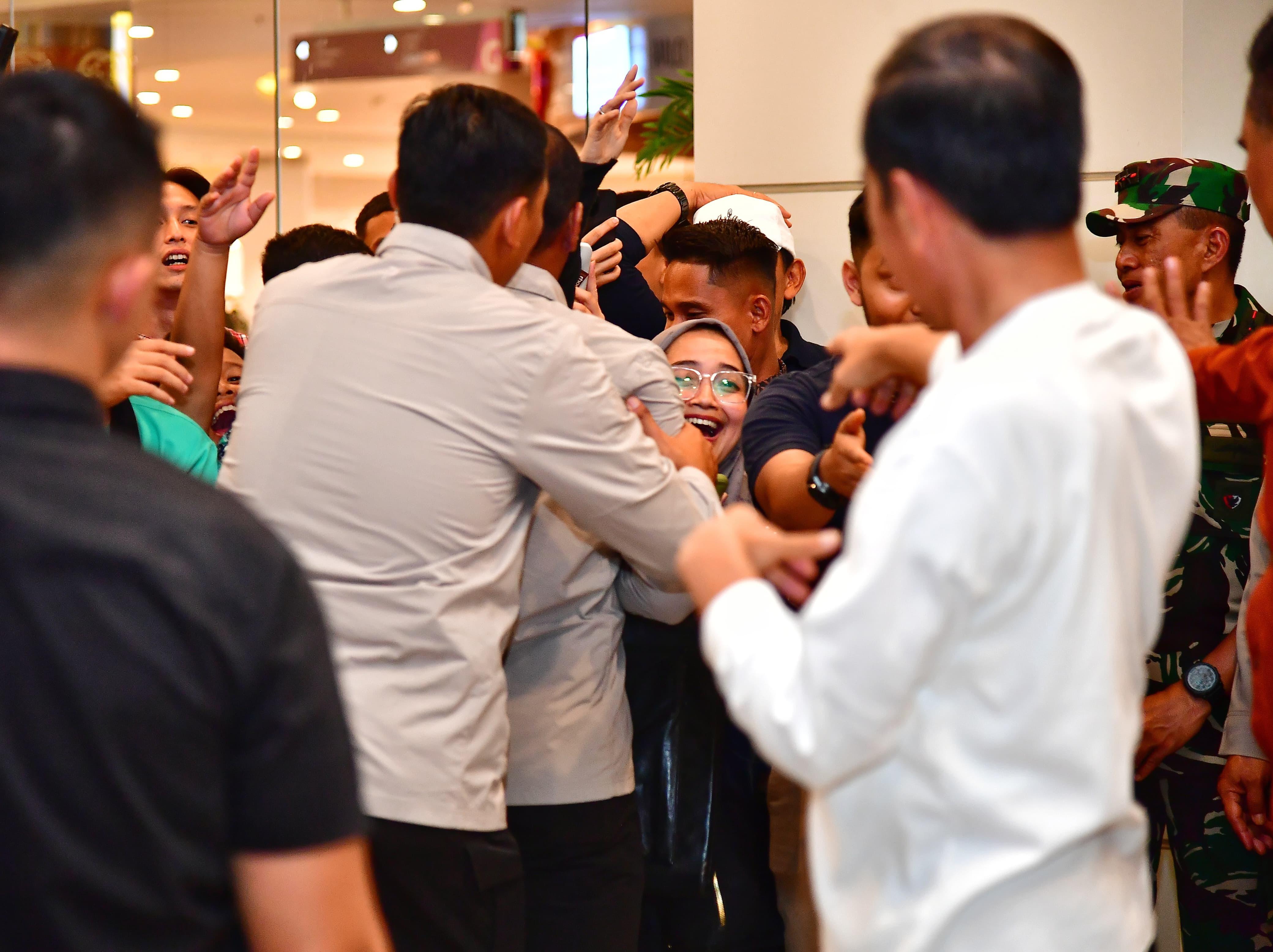 Warga yang hendak berfoto dengan Joko Widodo.