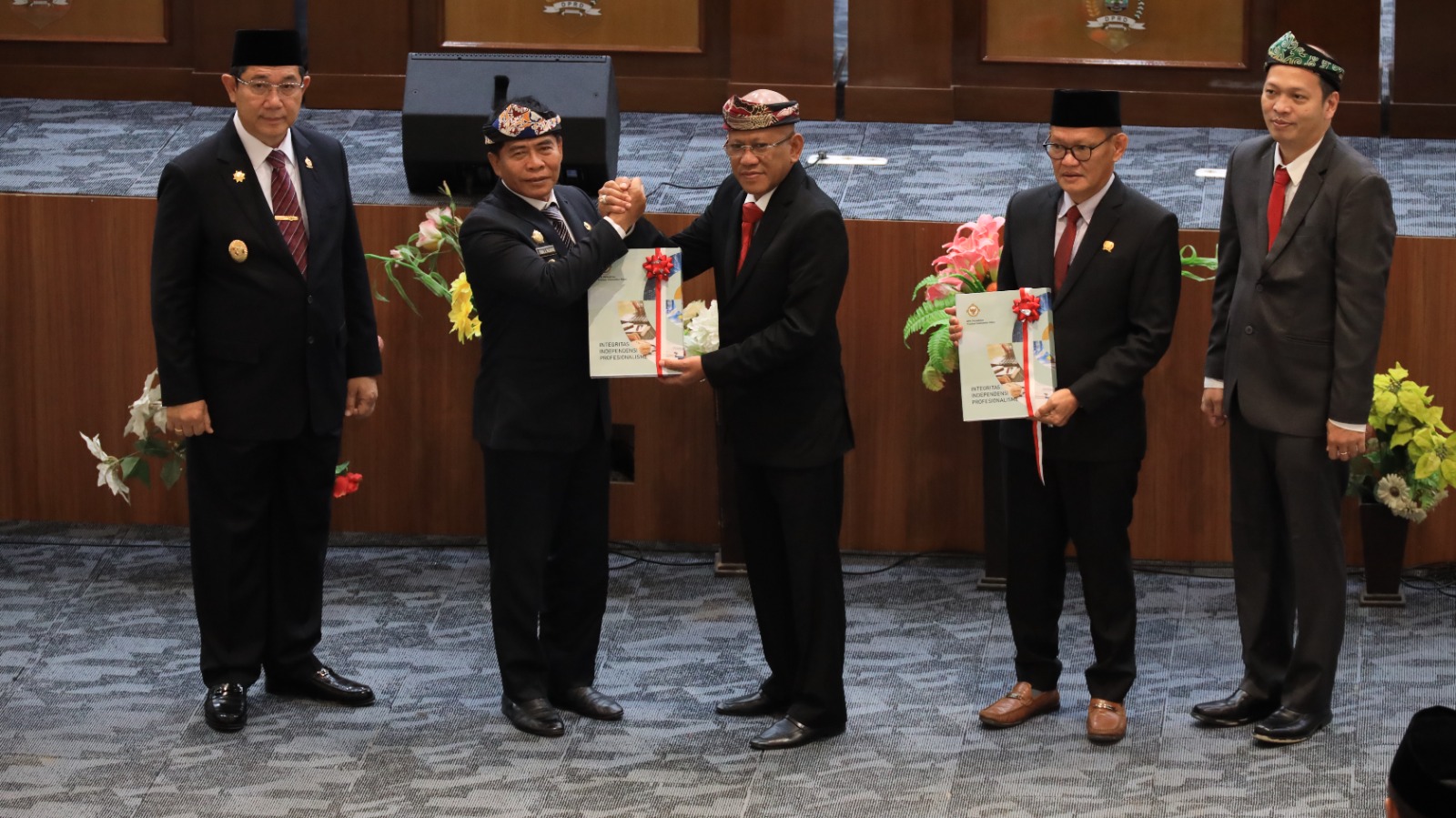 WTP : Gubernur Kaltara DR (HC) H Zainal A Paliwang, M.Hum menerima LHP BPK RI yang diserahkan langsung Anggota VI BPK RI Prof. Dr. Pius Lustrilanang, S.IP., M.Si., CSFA., CFrA., pada Rapat Paripurna k