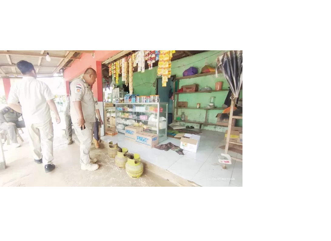 MELARANG: Petugas Satpol PP dan Damkar Tala memberikan imbauan ke warung-warung di Kabupaten Tala agar tidak menjual gas melon. (Foto: Satpol PP dan Damkar Tala For Radar Banjarmasin)