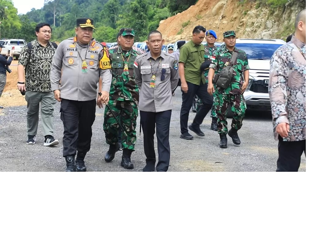 TINJAU LAPANGAN: Bupati bersama Forkopimda meninjau pembangunan PLTA Sungai Kayan.