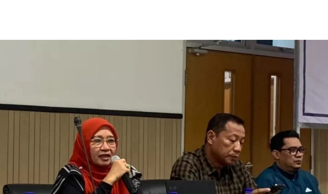 SPAM REGIONAL: Kepala Bappeda Litbang Murni (kiri) bersama Dewas PTMB Agus Budi Prasetyo (tengah) saat menjelaskan upaya mengatasi kekurangan air baku di Balikpapan. (Antara)
