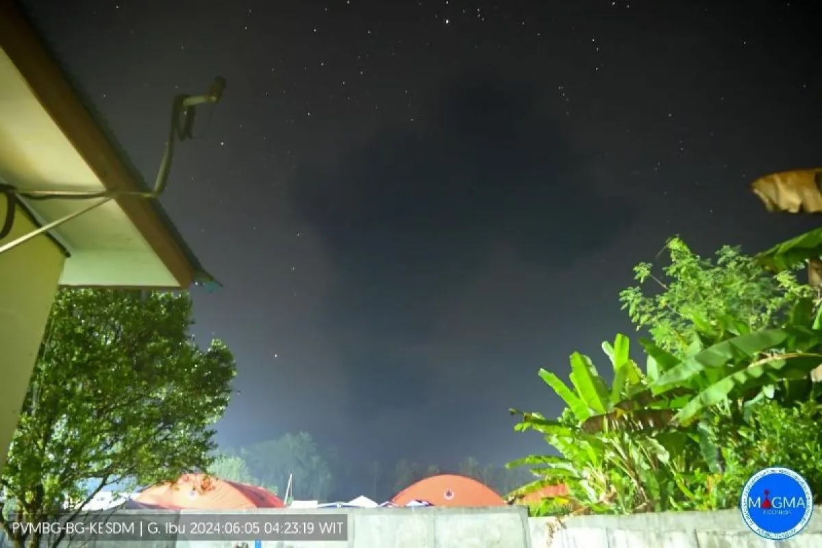 Kolom abu vulkanik membumbung setinggi lebih kurang lima kilometer akibat erupsi Gunung Ibu di Maluku Utara, Rabu (5/6/2024). ANTARA/HO-PVMBG