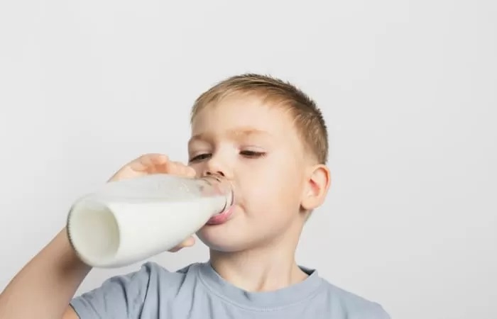 ilustrasi anak minum susu