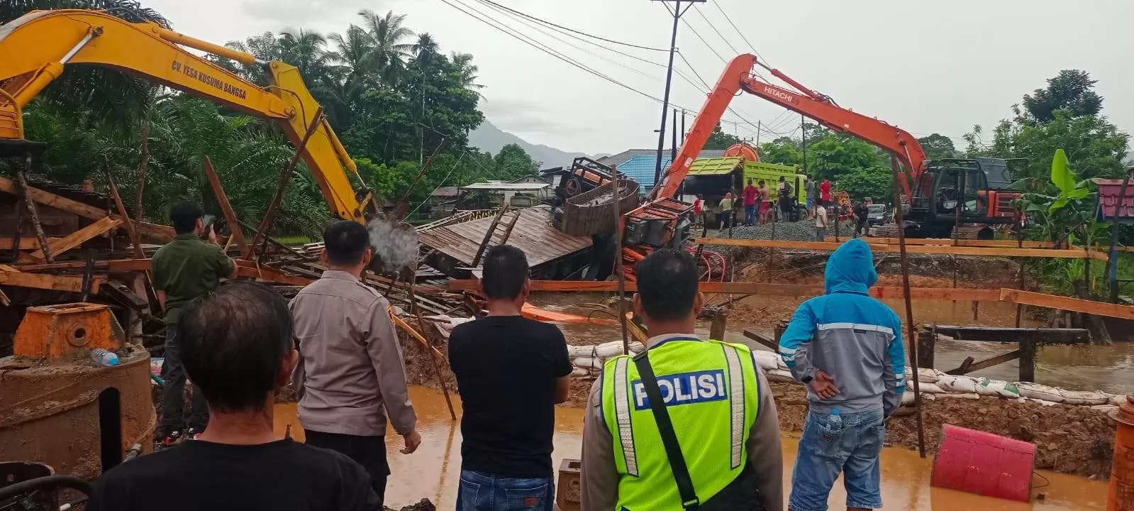 AMBRUK: Truk tonton membawa ekskavator terperosok ke sungai kecil akibat jembatan ambruk di Desa Tunang Kecamatan Mempawah Hulu Kabupaten Landak, Senin (3/6) malam. (ISTIMEWA)