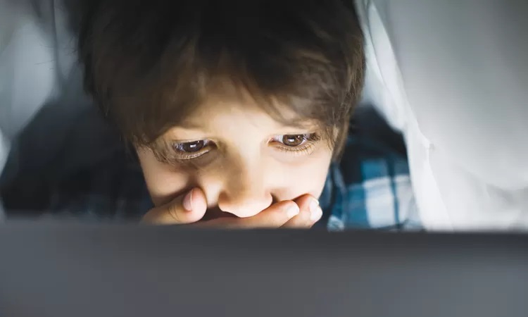 4 tanda anak kecanduan pornografi (foto: famisafe.wondershare.com)