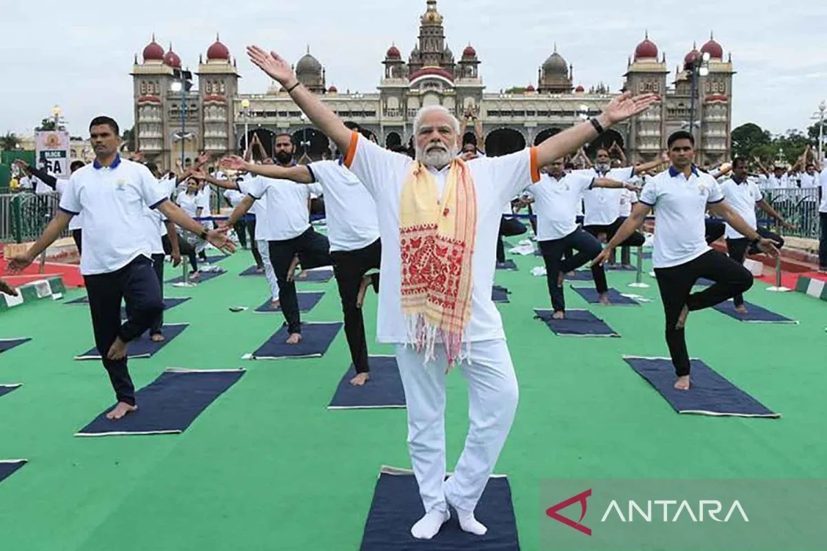 Perdana Menteri India Narendra Modi (depan) melakukan yoga bersama sejumlah orang pada Hari Yoga Internasional di Mysuru, India, Selasa (21/6/2022). ANTARA FOTO/Xinhua/Str/rwa.