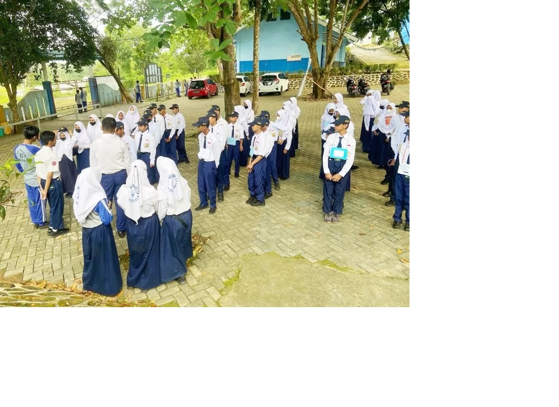 BELAJAR: Siswa SMP Negeri 13 Banjarbaru mengikutinya Masa Pengenalan Lingkungan Sekolah (MPLS) tahun lalu. (Foto: SMP 13 UNTUK RADAR BANJARMASIN)