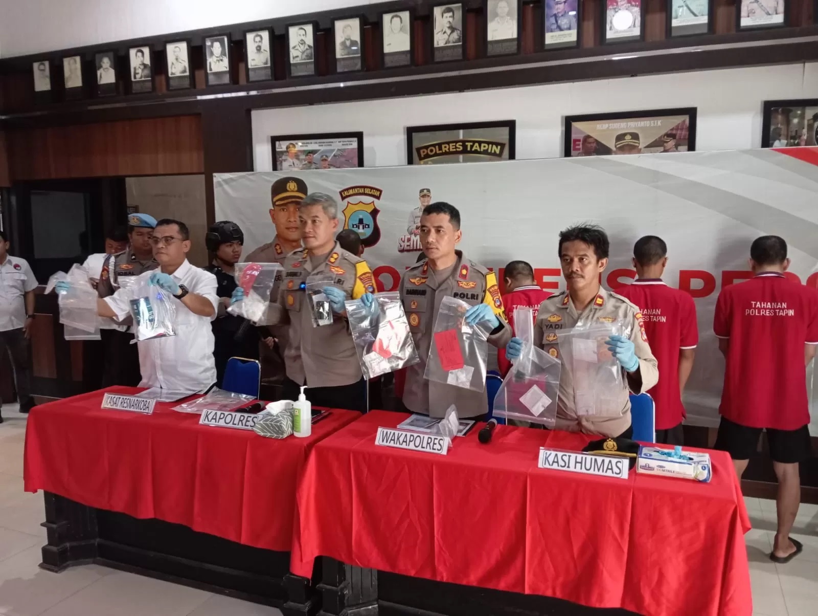 BARANG BUKTI: Jajaran Polres Tapin menunjukkan barang bukti yang disita dari tangan 15 tersangka. (Rasidi Fadli/Radar Banjarmasin)
