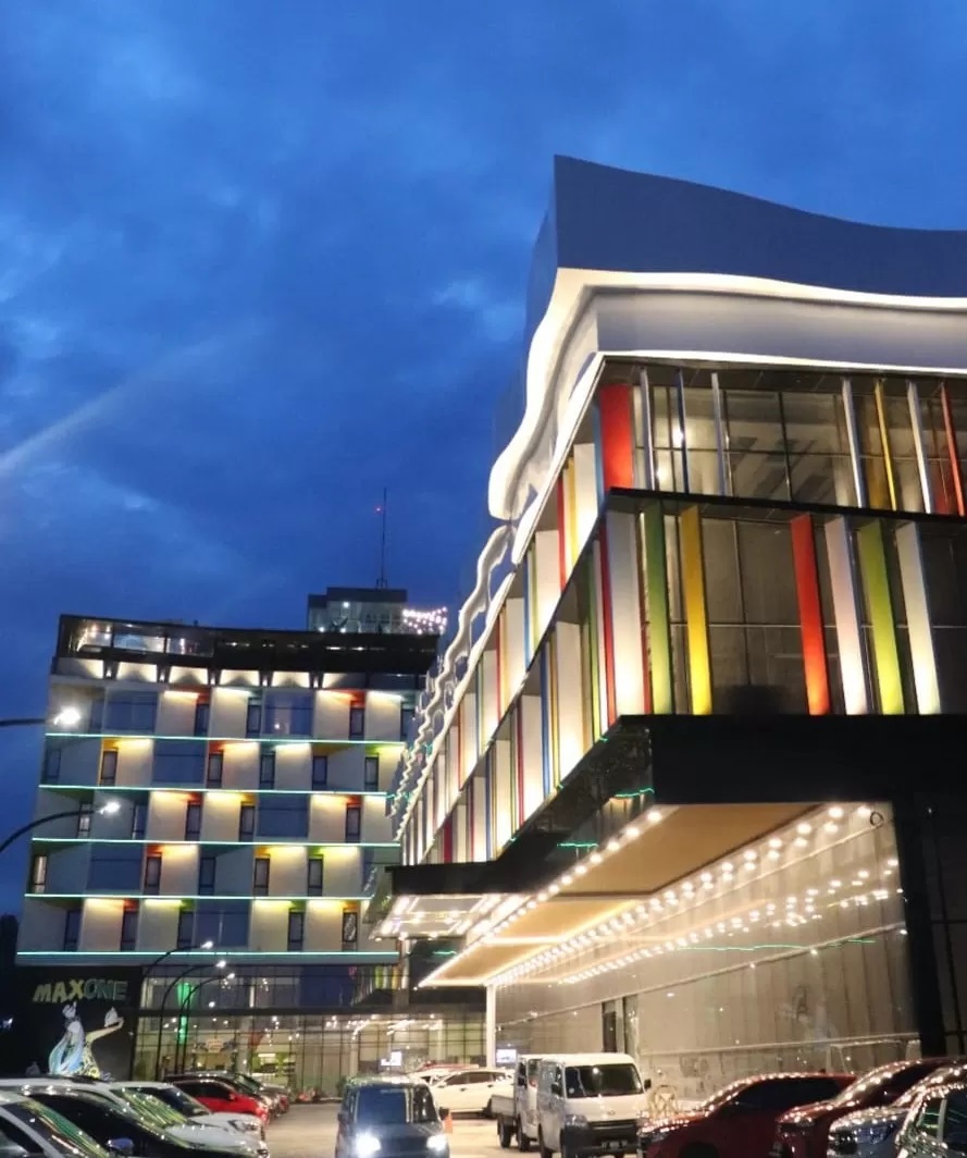 MELONJAK: Hotel Maxone Balikpapan dengan ballroom terbaru siap memberikan layanan bagi para tamu yang menginap. (IST)